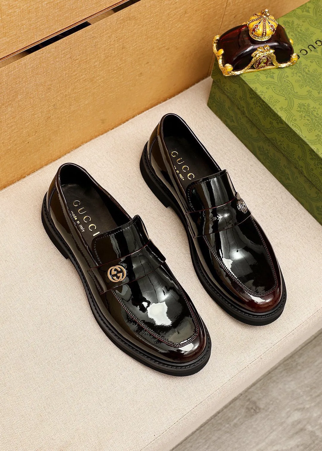 Men's shoes 💰560 💐 Product trademark: GUCCI "Gucci" casual leather shoes Regular size: 38-44 (45🉑️customized) Product materials: Selected imported first-layer open-edge beaded calfskin upper + classic hardware buckle, imported water-dyed cowhide leather lining. Strong three-dimensional visual effect, rubber outsole Color: 2⃣️colors available
